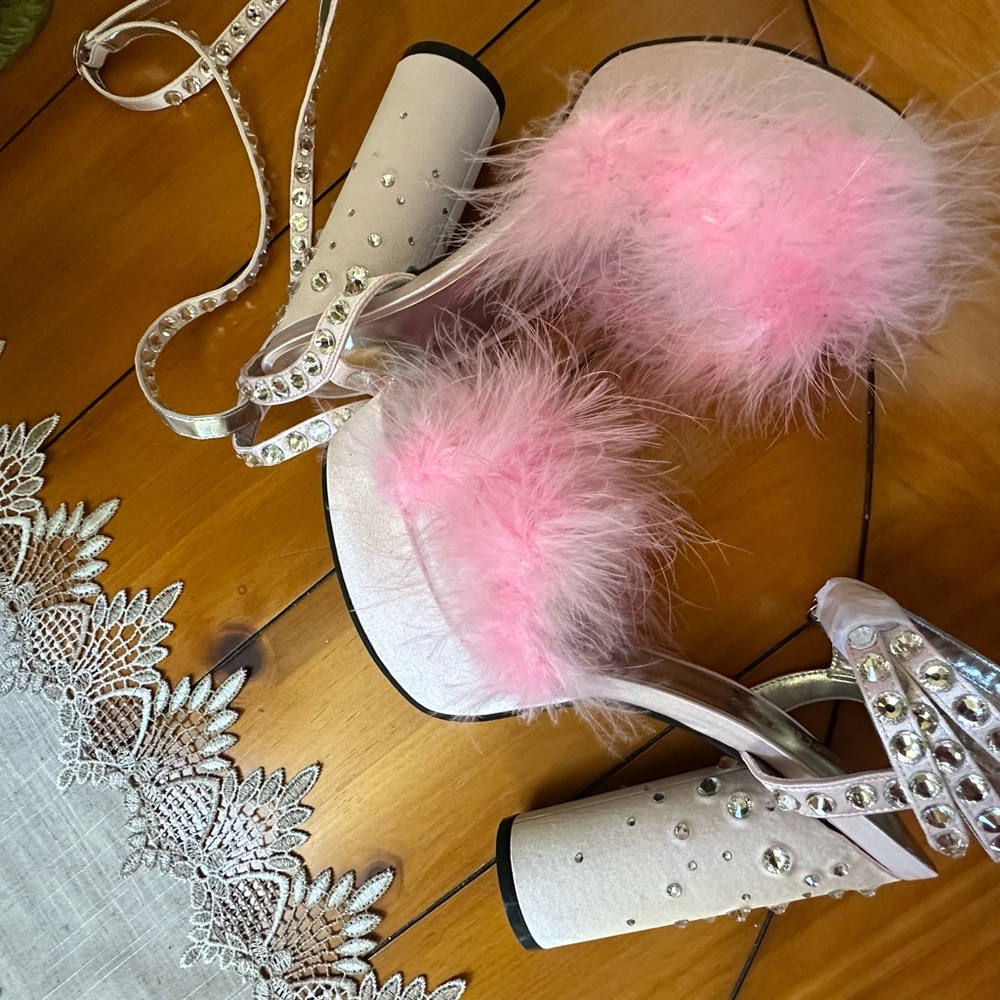 Sugar Thrillz Pink Feathered Women's Heel Size 9